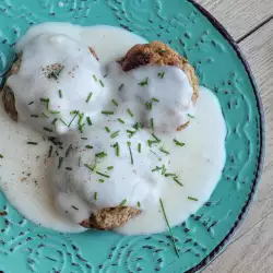 Kalbsfleischbällchen mit weißer Soße