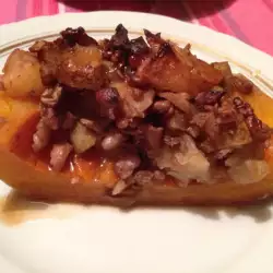 Kürbis im Ofen mit Äpfeln und Walnüssen
