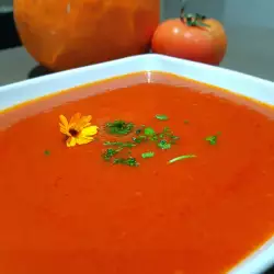 Kürbiscremesuppe mit Tomaten