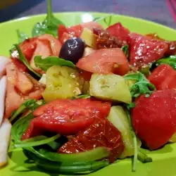 Spinatsalat und Tomaten