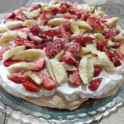Baiser Torte Pavlova mit Erdbeeren und Bananen