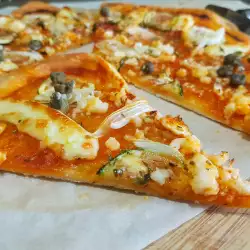 Pizza mit Käse und Oregano