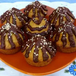 Vegane Cupcakes mit Kakao-Frosting aus Nüssen und Samen