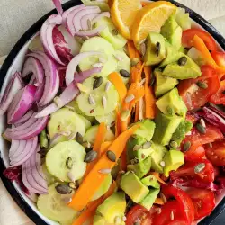 Veganer Salat mit Zitronensaft