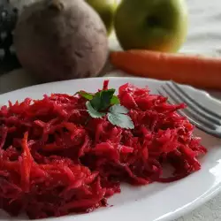 Vitaminsalat aus Roter Bete, Karotten und Äpfeln
