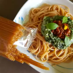 Gesunde Vollkornspaghetti mit getrockneten Tomaten und Spinat