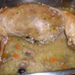 Gefülltes Kaninchen mit Reis, Pilzen und geräuchertem Fleisch