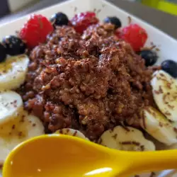 Gesundes Frühstück Porridge mit Quinoa und Schokolade