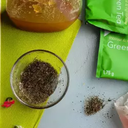 Antifaltenmaske aus grünem Tee und Honig