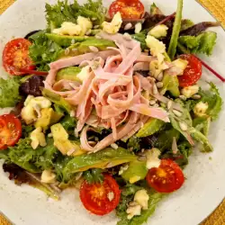 Grüner Salat mit Prosciutto Cotto, Avocado und Brie