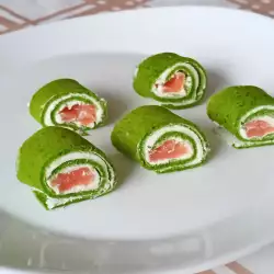 Grüne Pfannkuchen mit Lachs