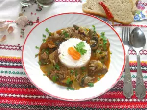 Lammkebab mit zwei Pilzsorten und Zwiebeln