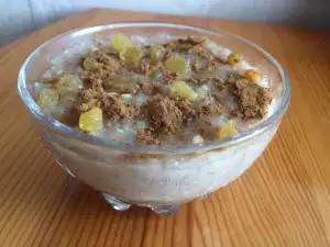 Aşure aus Apfel, Rosinen und Nüssen