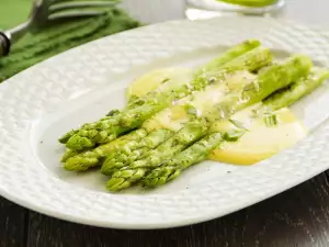 Grüner Spargel mit Sauce Hollandaise