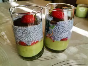 Chiasamenpudding mit Avocado