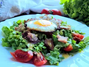 Grüner Salat mit geräuchertem Speck und Spiegelei