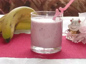 Bananenshake aus Waldbeeren und Kondensmilch