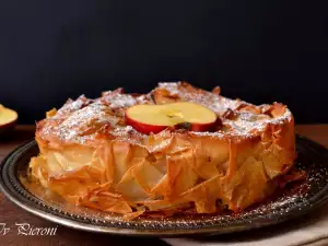 Banitsa Strudel mit Äpfeln, Walnüssen und Rosinen