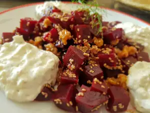 Salat mit Roter Bete, Walnüssen und Sesamsamen