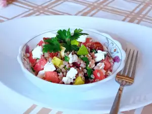 Glutenfreier Salat mit Buchweizen und Tomaten