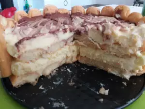 Biscottitorte mit zwei Cremes