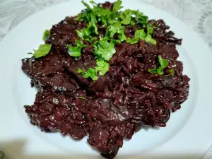 Risotto aus schwarzem Reis und Pilzen