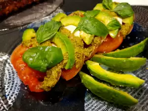 Reichhaltiger Caprese Salat mit Avocado