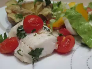 Weißer Fisch mit Kirschtomaten im Bratschlauch