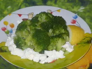 Gedämpfter Brokkoli mit Zitrone und Butter