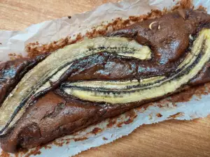 Bananenbrownie mit Schokolade und Haselnüssen