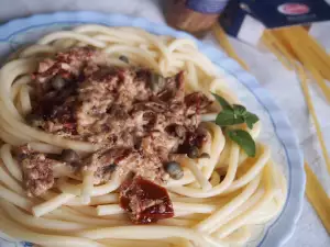 Bucatini mit Sardellen und getrockneten Tomaten