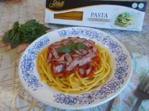 Bucatini Pasta mit Tomaten und Speck