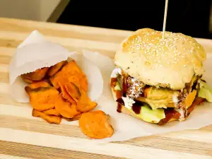 Mexikanischer Burger mit Süßkartoffelchips