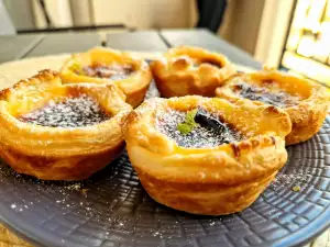 Portugiesisches Blätterteiggebäck mit Creme (Pastéis de nata)