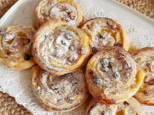 Blätterteigschnecken mit Cremefüllung und Rosinen