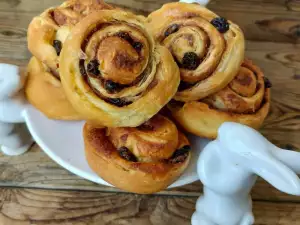 Weihnachtsblätterteigschnecken mit Rosinen