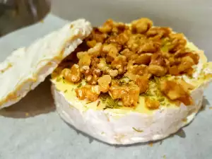 Camembert im Ofen mit Knoblauch, Rosmarin und Walnüssen