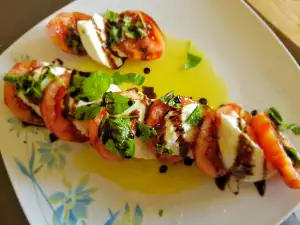 Caprese mit frischem Basilikum und hausgemachter Balsamico Reduktion