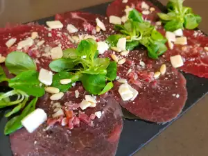 Rindfleisch Carpaccio mit Jamón, Parmesan und Babyspinat