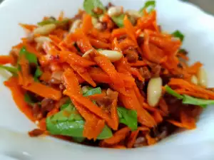 Herbstsalat mit Karotten, Basilikum und Buchweizen