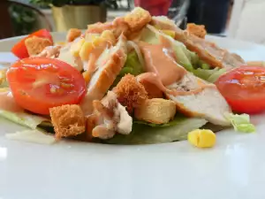 Caesar Salat mit Hähnchenfilet