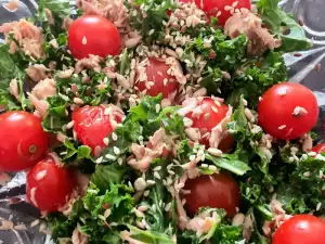 Salat mit Thunfisch und Cherrytomaten