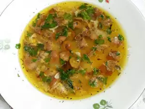 Klare Pilzsuppe mit Nelkenschwindlingen