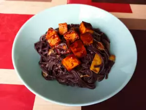 Schwarze Reisnudeln mit Tofu