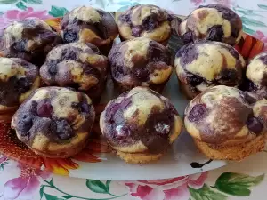 Kakaomuffins mit Kirschen