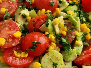 Salat mit Cherrytomaten und Avocad