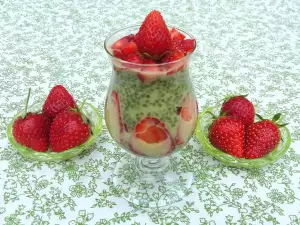 Pudding mit Chiasamen, Spinat und Erdbeeren