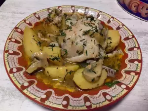 Hähnchen mit Kartoffeln und Pilzen im Multicooker