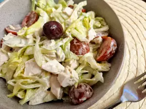 Geflügelsalat mit Eisbergsalat und Anchovis