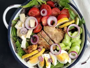 Kombinierter Salat mit Hähnchen
